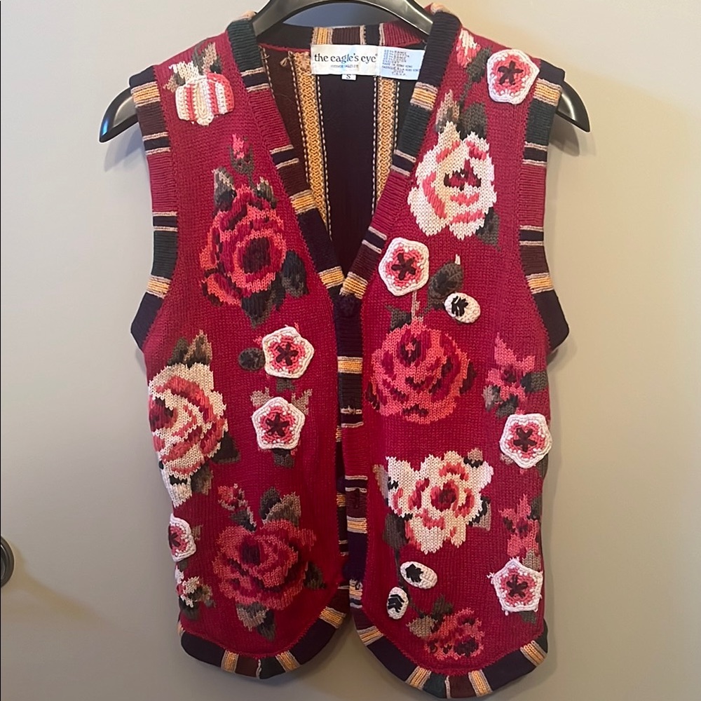Vintage-Inspired Red Floral Knit Vest - Picture 2 of 4